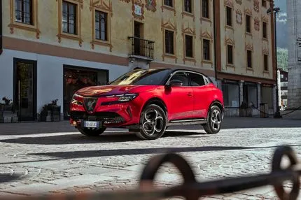 Νέα εισαγωγική τιμή για την Alfa Romeo Junior Ibrida: Από 27.990 ευρώ και με 8 χρόνια εργοστασιακή εγγύηση