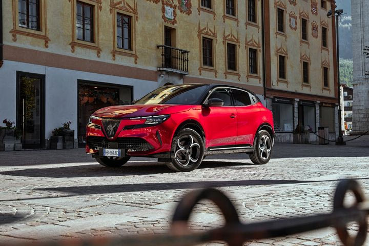 Νέα εισαγωγική τιμή για την Alfa Romeo Junior Ibrida: Από 27.990 ευρώ και με 8 χρόνια εργοστασιακή εγγύηση