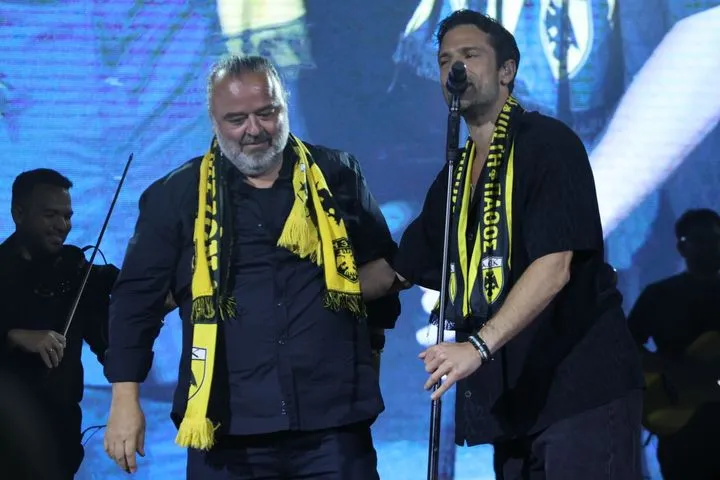 Αργυρός με κασκόλ της ΑΕΚ: “Χέρια ψηλά για τον Μάριο Ηλιόπουλο και την ομάδα”