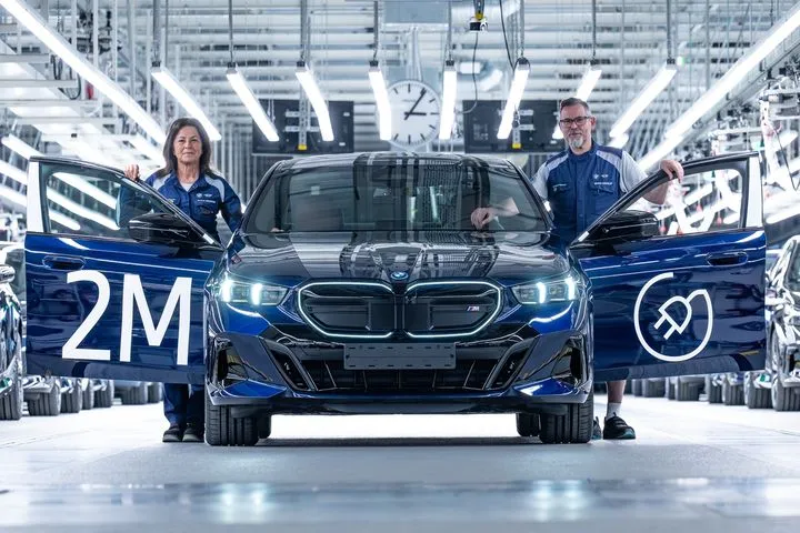 Με μια i5 η BMW συμπλήρωσε παραγωγή 2.000.000 αμιγώς ηλεκτρικών αυτοκινήτων