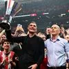 Ολυμπιακός: Ο Μπαρτζώκας σήκωσε την κούπα της EuroLeague στο πλευρό των Αγγελόπουλων