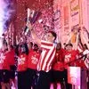 Ολυμπιακός, Final Four: Ο Παπανικολάου έδωσε την κούπα στην Μπαρτζώκα, που την σήκωσε στο Δημοτικό Θέατρο