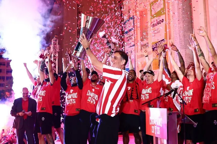 Ολυμπιακός, Final Four: Ο Παπανικολάου έδωσε την κούπα στην Μπαρτζώκα, που την σήκωσε στο Δημοτικό Θέατρο