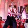 Αποθέωση για τον πρωταθλητή Ευρώπης Ολυμπιακό από 100.000 οπαδούς σε ένα ολονύχτιο πάρτι στον Πειραιά