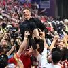 Ολυμπιακός, Final Four: Σήκωσαν τον Γιώργο Μπαρτζώκα στα χέρια μετά την κατάκτηση της κούπας