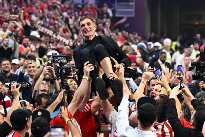 Ολυμπιακός, Final Four: Σήκωσαν τον Γιώργο Μπαρτζώκα στα χέρια μετά την κατάκτηση της κούπας
