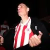 Με την επετειακή φανέλα του Ολυμπιακού ο Μπαρτζώκας πάνω στο πούλμαν: Το σύνθημα που του φώναζαν οι φίλοι της ομάδας στο ξενοδοχείο