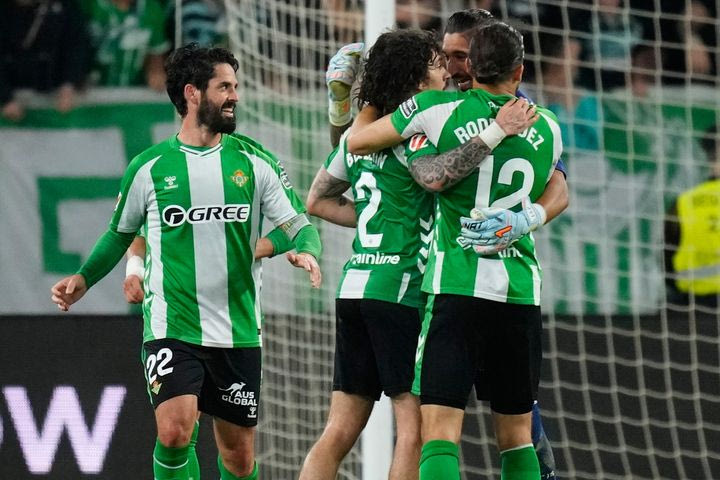 Μπέτις – Έλτσε 2-1: Οι βερδιμπλάνκος ξετύλιξαν το δώρο της Λεβάντε και έκλεισαν θέση στο Champions League