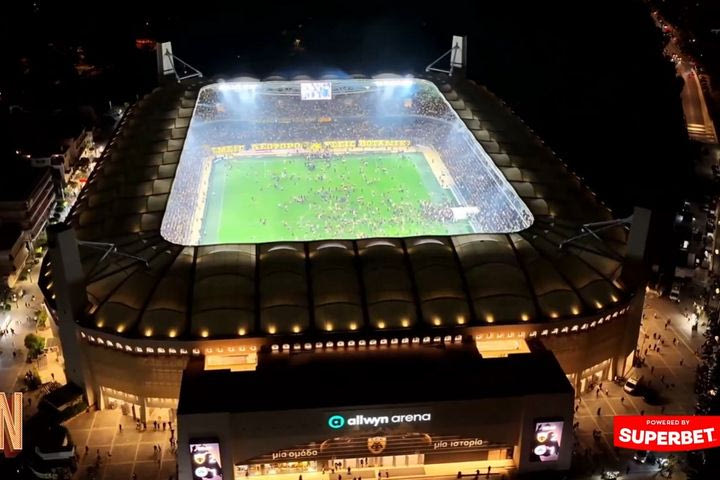 Τα εκπληκτικά πλάνα από το drone του SPORT24 με τον κόσμο της ΑΕΚ να γιορτάζουν στο γρασίδι της Allwyn Arena