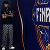 Final Four 2026: Πόσο κοστίζει το εντυπωσιακό παντελόνι του Τάιλερ Ντόρσεϊ που φόρεσε στην συνέντευξη τύπου ενόψει του μεγάλου τελικού
