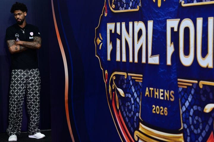Final Four 2026: Πόσο κοστίζει το εντυπωσιακό παντελόνι του Τάιλερ Ντόρσεϊ που φόρεσε στην συνέντευξη τύπου ενόψει του μεγάλου τελικού