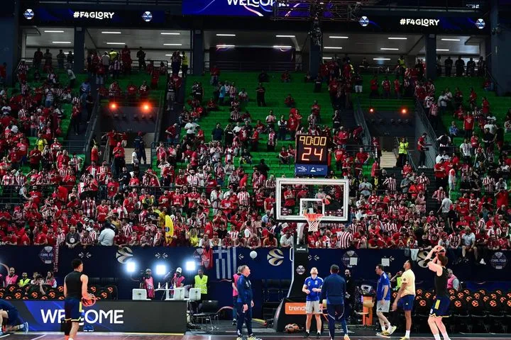 EuroLeague Final Four 2026: Οι πρώτοι φίλαθλοι του Ολυμπιακού πήραν τη θέση τους στις εξέδρες του T-Center