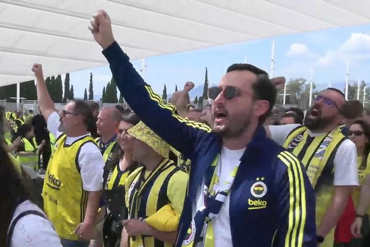 Final Four 2026: Η ΕΛ.ΑΣ. γράφει ονόματα οπαδών της Φενέρμπαχτσε σε χαρτί και τους αφήνει να επιβιβαστούν στους συρμούς χωρίς εισιτήρια