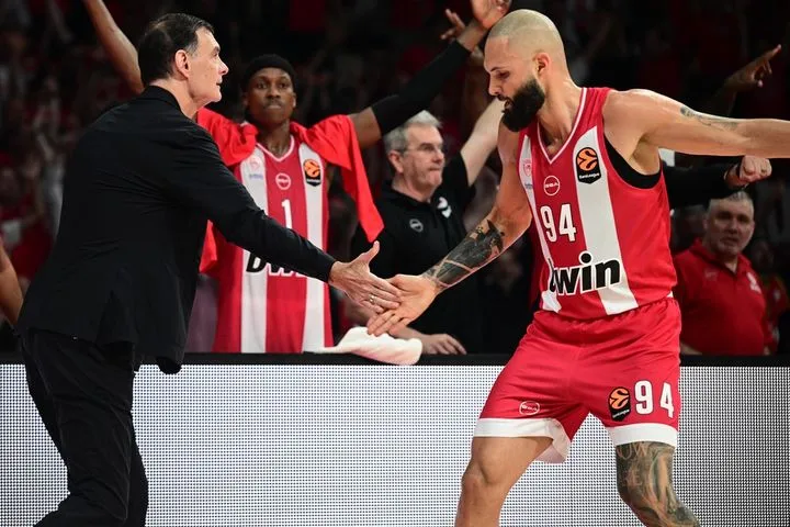 Ο Φουρνιέ στο SPORT24 για τον Μπαρτζώκα: "Είναι εξαιρετικός αρχηγός, νοιάζεται για τους παίκτες του, λατρεύω να παίζω το μπάσκετ του"