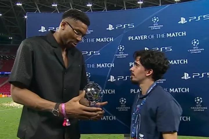 Τελικός Champions League: Ο Γιάννης Αντετοκούνμπο έδωσε το βραβείο MVP στον Βιτίνια