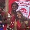 Η Μπέριλ πανηγύρισε την κατάκτησε της EuroLeague στο πλευρό του ΜακΚίσικ και ο κόσμος του Ολυμπιακού φώναζε ρυθμικά το όνομά της