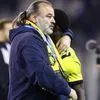 Παναθηναϊκός – ΑΕΚ: Ο Μάριος Ηλιόπουλος μέσα στον αγωνιστικό χώρο της Λεωφόρου με το κασκόλ του για να συγχαρεί τους παίκτες της Ένωσης
