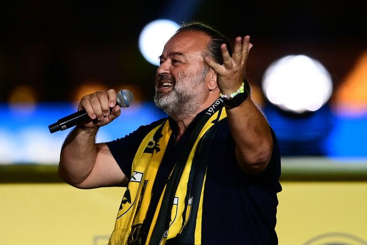 Ο Ηλιόπουλος έκανε πράξη την απαίτηση των φίλων της ΑΕΚ: Ποιο τραγούδι ερμήνευσε