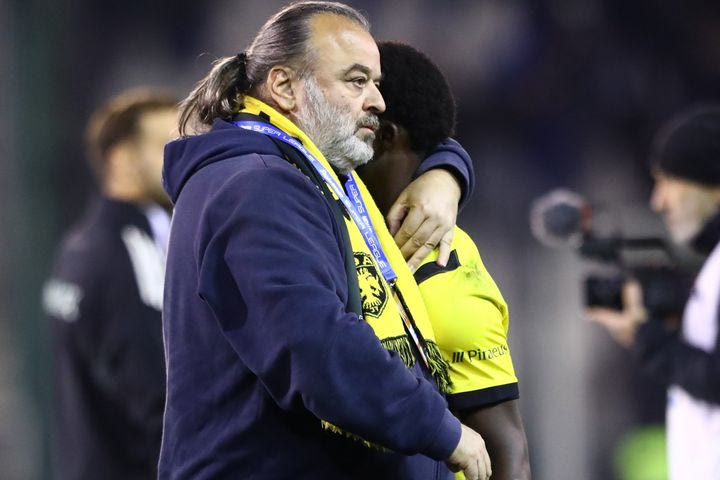 Παναθηναϊκός – ΑΕΚ: Ο Μάριος Ηλιόπουλος μέσα στον αγωνιστικό χώρο της Λεωφόρου με το κασκόλ του για να συγχαρεί τους παίκτες της Ένωσης