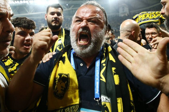 ΑΕΚ: Τρελάθηκε ο Μάριος Ηλιόπουλος μετά το τελευταίο σφύριγμα, πανηγύρισε έξαλλα με τους παίκτες της Ένωσης