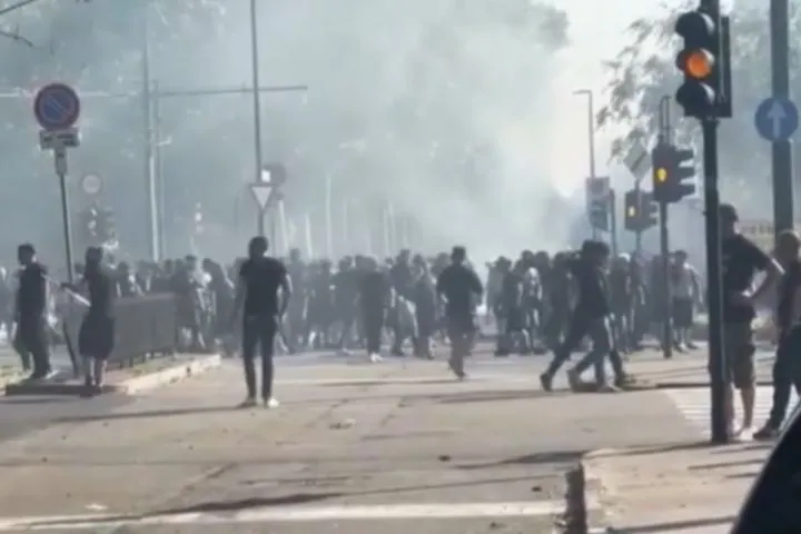 Σκηνές χάους εντός κι εκτός γηπέδου μεταξύ οπαδών Τορίνο και Γιουβέντους, προσωρινή διακοπή του "derby della mole"