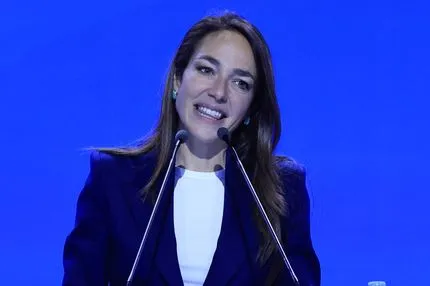 Η Δόμνα Μιχαηλίδου με φανέλα Βεζένκοβ: “Θα τους διαλύσουμε”