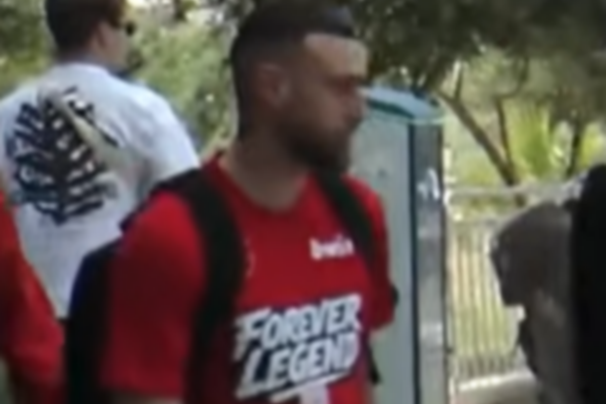 Ολυμπιακός: Με μπλούζες “Forever Legend” οι παίκτες των ερυθρολεύκων κατά τη μετάβασή τους στο ξενοδοχείο