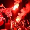 Ολυμπιακός: Αδιανόητες εικόνες κατά τη διαδρομή προς τον Πειραιά – Χιλιάδες κόσμος του Ολυμπιακού συνόδευε το πούλμαν