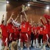 Η απονομή του τροπαίου του πρωταθλήματος στον Ολυμπιακό, έκρηξη χαράς από τον Ρικάρντο Τριλίνι και τους παίκτες του