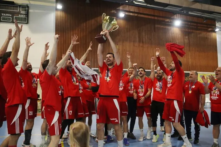 Η απονομή του τροπαίου του πρωταθλήματος στον Ολυμπιακό, έκρηξη χαράς από τον Ρικάρντο Τριλίνι και τους παίκτες του