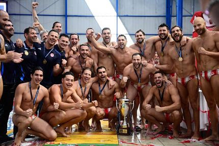 Η απονομή του 40ού πρωταθλήματος του Ολυμπιακού στη Water Polo League ανδρών