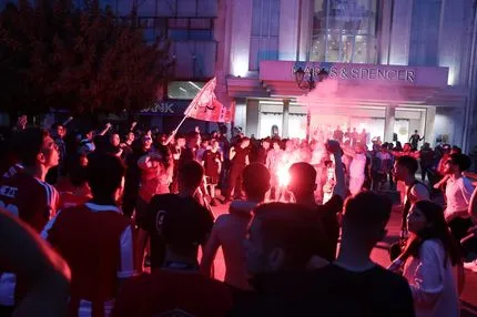 Πήρε φωτιά ο Πειραιάς: Οι έξαλλοι πανηγυρισμοί των οπαδών του Ολυμπιακού μετά την πρόκριση στον τελικό