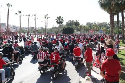 Ερυθρόλευκο ποτάμι: Η μηχανοκίνητη πορεία των οπαδών του Ολυμπιακού προς το T-Center