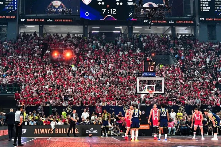 EuroLeague: Κόκκινη καταιγίδα στο T-Center – Συγκλονιστικό βίντεο με τους φιλάθλους του Ολυμπιακού
