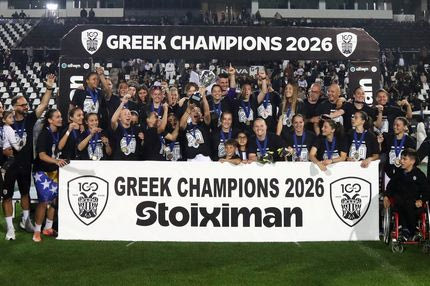 Πρωτάθλημα στην Τούμπα: Η απονομή στην ομάδα ποδοσφαίρου γυναικών του ΠΑΟΚ