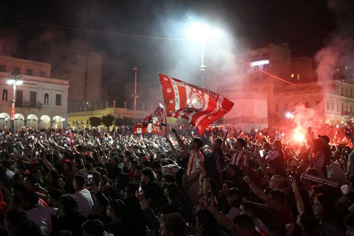 Καίγεται όλη η Ελλάδα: Φίλοι του Ολυμπιακού στους δρόμους πανηγυρίζουν την κατάκτηση της EuroLeague
