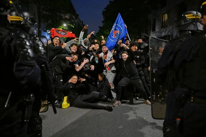 Χάος στο Παρίσι μετά την πρόκριση της Παρί Σεν Ζερμέν με 23 τραυματίες αστυνομικούς και 127 συλλήψεις