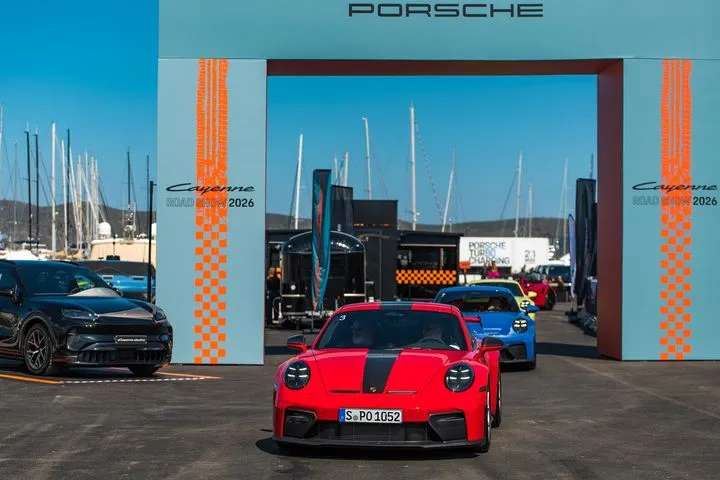 Cayenne Roadshow 2026: H Porsche μοιάζει να έχει πάντα την τελευταία λέξη και στα προηγμένα SUV