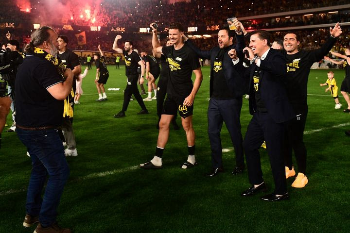 Κλικ από το πάρτι τίτλου της ΑΕΚ στην Allwyn Arena: Μοναδικές εικόνες, κόσμος, παίκτες και τεχνικό επιτελείο έγιναν ένα