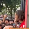 Σεβίλλη: “Ντου” από τους οπαδούς των Σεβιγιάνων στο λεωφορείο της ομάδας – Ο Γκούντελι απηύθυνε ομιλία