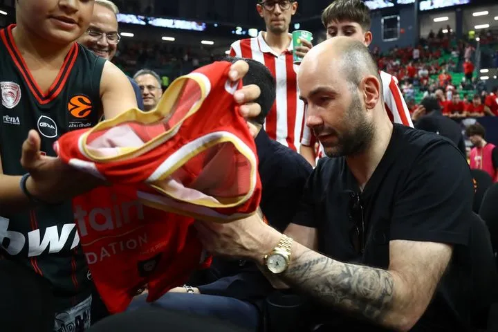 EuroLeague Final Four 2026: Χαμός με τον Σπανούλη στο T-Center, υπέγραφε αυτόγραφα σε φίλους του Ολυμπιακού
