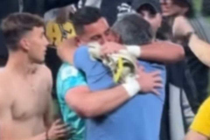 Μοναδική στιγμή: Ο Θωμάς Στρακόσα πανηγύρισε συγκινημένος αγκαλιά με τον πατέρα του, Φώτη, την κατάκτηση του πρωταθλήματος
