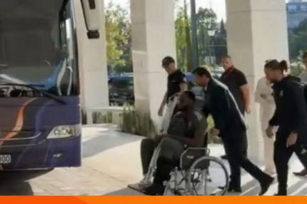 Με αμαξίδιο και ειδική μπότα ο Γκαρούμπα στην αναχώρηση της αποστολής της Ρεάλ