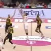 Ολυμπιακός – ΑΕΚ: Αδιανόητο buzzer beater του Βεζένκοβ από το κέντρο στη λήξη της πρώτης περιόδου