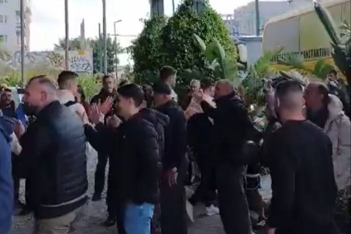 ΑΕΚ: Με “Νάτοι, νάτοι οι πρωταθλητές” αποχώρησε η αποστολή της Ένωσης για τη Λεωφόρο