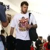 Ολυμπιακός: Με μπλουζάκι “Athens Calling” και κεντρική μορφή τον Μπαρτζώκα ο Βεζένκοβ στην αναχώρηση της αποστολής