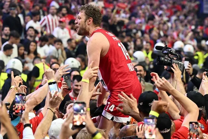 Μήνυμα “καρδιάς” του Βεζένκοβ για την κατάκτηση της EuroLeague: “Παλέψαμε μέσα από τις πιο σκοτεινές στιγμές για να φτάσουμε σε αυτό το σημείο”