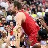 Ολυμπιακός: Το VIDEO της EuroLeague με τον Βεζένκοβ να διευθύνει τους πανηγυρισμούς στο T-Center