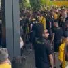 ΑΕΚ: Παροξυσμός και στο ξενοδοχείο της Ένωσης, φίλαθλοι έκαναν τη Συγγρού κιτρινόμαυρη για να πάνε συνοδεία τους πρωταθλητές στην Νέα Φιλαδέλφεια