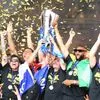 Η στιγμή της απονομής του 14ου πρωταθλήματος από τους αρχηγούς της ΑΕΚ